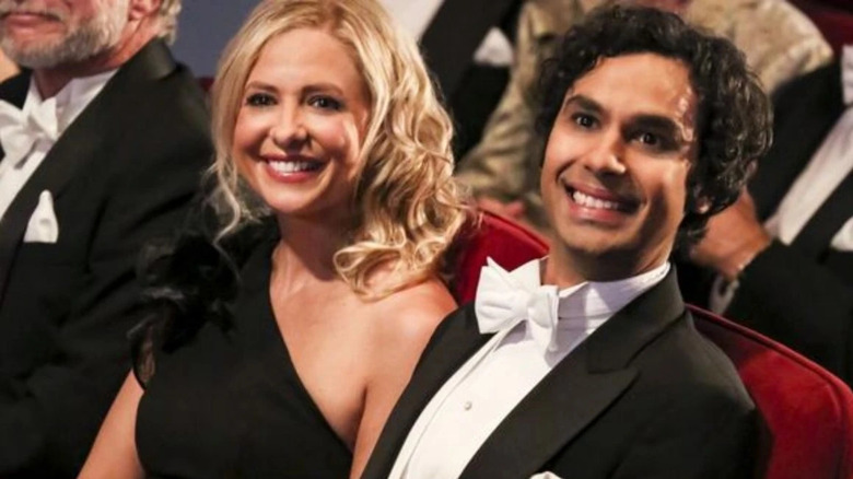 Raj sitting with Sarah Michelle Gellar Big Bang Theory