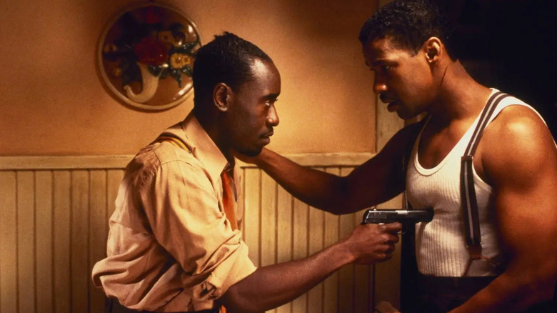 Don Cheadle and Denzel Washington gun Devil in a Blue Dress