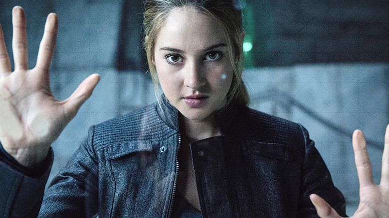 Shailene Woodley as Tris Prior with her hands on a glass wall in Divergent