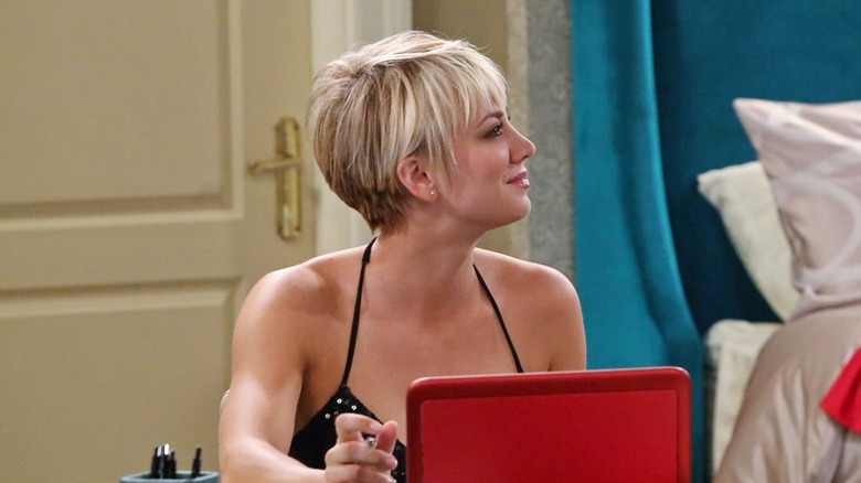 Penny short hair on laptop Big Bang Theory