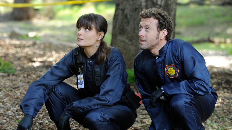 Temperance and Hodgins at crime scene Bones